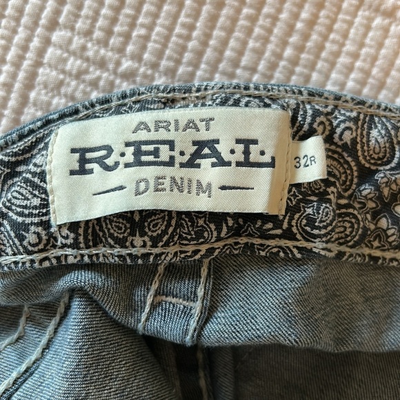 Women's R.E.A.L. Ariat denim jeans. Mid-rise straight, size 32R. Washed,not worn - Picture 3 of 15